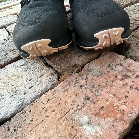 North Face black winter boots w pops of pink - Picture 6 of 8